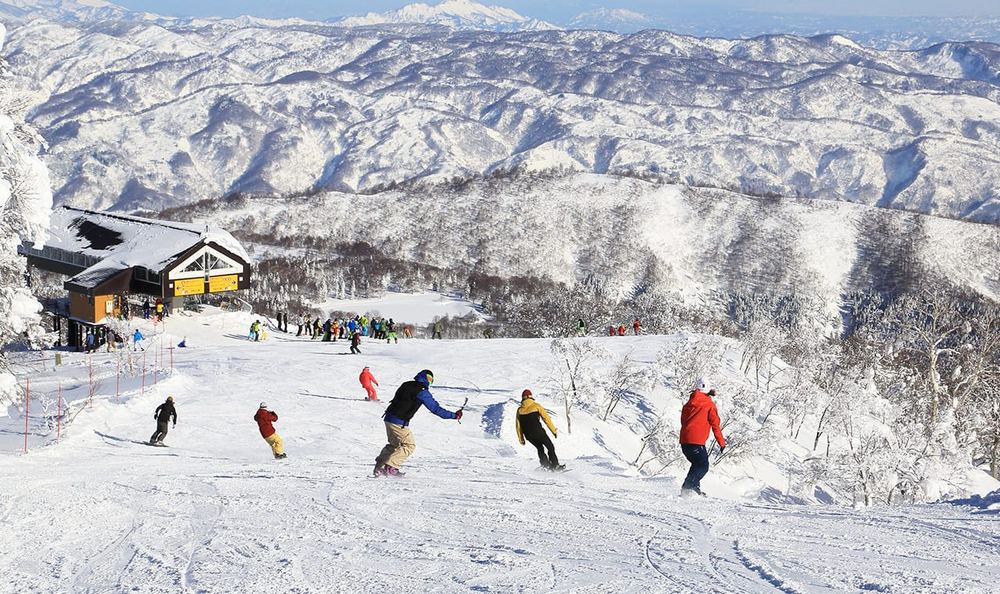 野泽温泉雪道与远山